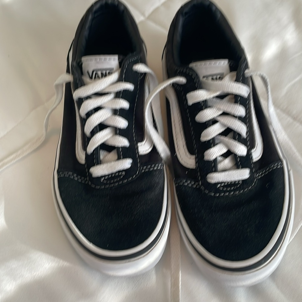 Vans - youth Old Skool black and white classic skate shoes